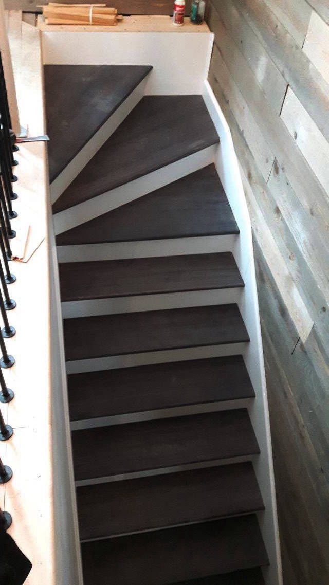 escalier brun et blanc