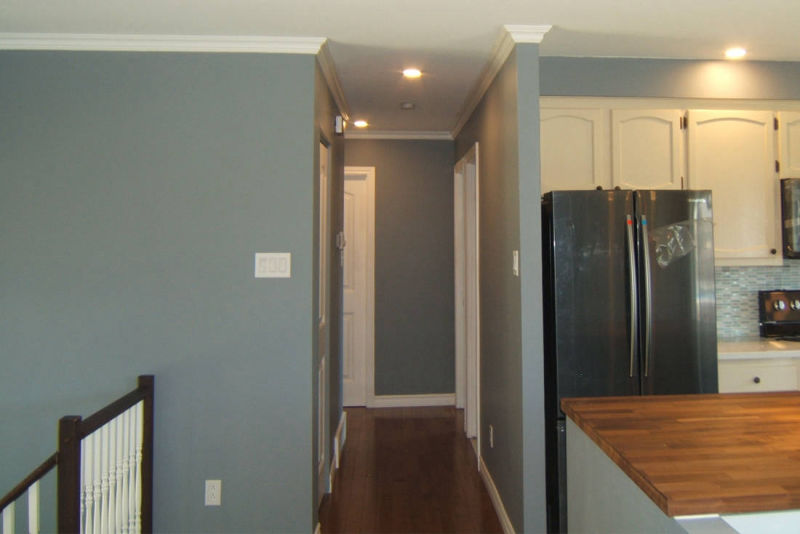 couloir avec murs gris et plancher brun